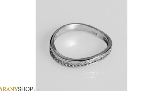 Fényesen csillogó ezüst karikagyűrű